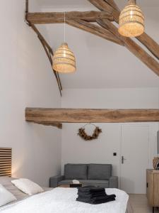 Un dormitorio con una cama y dos lámparas. en Suite avec balnéothérapie, en Montholon