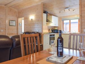 Una botella de vino sentada en una mesa en una cocina en Lodge 5, en Bridgnorth