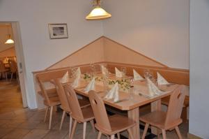 Restauracja lub miejsce do jedzenia w obiekcie Ski In-Ski Out - Gästehäuser Saalbach-Hinterglemm - Wallegghof Christianhof