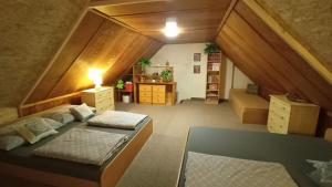 Postel nebo postele na pokoji v ubytování Chata v Lískách + 48 fotografií