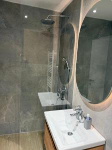 un baño con lavabo y espejo en Apartman ISKRA Villa Mont, en Jahorina 17 fotos más