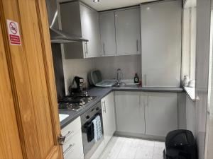 Una cocina o kitchenette en Wordsworth House by Sapphire Properties -Near to BAE Systems