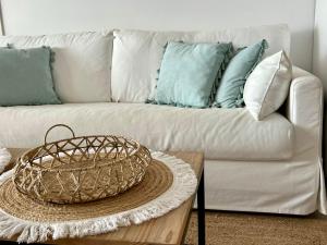 een woonkamer met een witte bank en blauwe kussens bij LUXURY PROPERTY ALTEA, BeachFront in Altea la Vieja +43 foto's