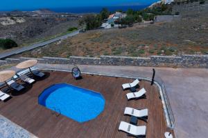 una terraza con vistas a una piscina en Villa Haria, en Káto Váthia