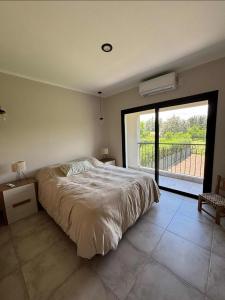 une chambre avec un grand lit et une grande fenêtre dans l'établissement Casa Alquiler Amoblada Salta, à Salta