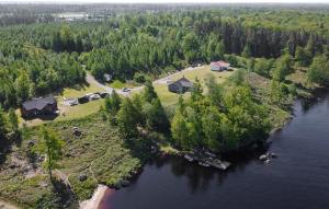 Beautiful Home In Bolmsö With Wifi في Bolmsö: اطلالة جوية على بيت في جزيرة في الماء