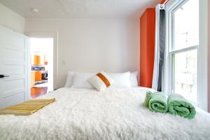 Giường trong phòng chung tại Jungle House Luxury Homes - Columbus Downtown Short North - Walk to Convention Center & Nationwide Arena - Sleeps up to 8 - Free Parking - Over 5,800 Five Stars