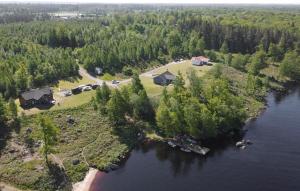 Beautiful Home In Bolmsö With Sauna في Bolmsö: اطلالة جوية على بيت في جزيرة في الماء