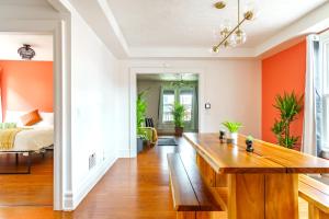 Khu vực ghế ngồi tại Jungle House Luxury Homes - Columbus Downtown Short North - Steps to Convention Center & Nationwide Arena - Sleeps up to 8 - Free Parking - Over 5,800 Five Stars +57 ảnh