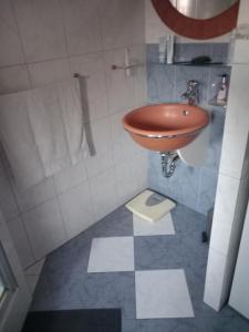 Koupelna v ubytování Tweepersoonskamer met gezamenlijk gebruik van badkamer en toilet