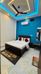 a bedroom with a bed with a ceiling fan at devkritii innn stays in Faizābād
