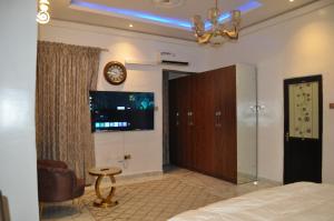 Μια τηλεόραση ή/και κέντρο ψυχαγωγίας στο AlphaDreams Villa