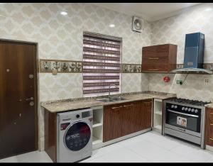 Η κουζίνα ή μικρή κουζίνα στο AlphaDreams Villa