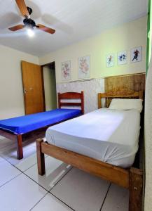 una camera da letto con un letto e una panca blu di Casa Lins para 15 pessoas a Lins