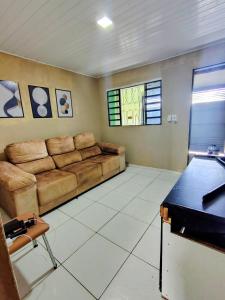 un soggiorno con un divano e un tavolo di Casa Lins para 15 pessoas a Lins