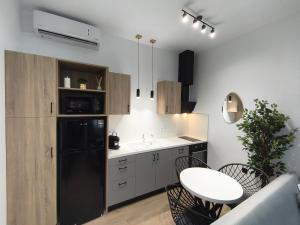 Η κουζίνα ή μικρή κουζίνα στο CONSTA Luxury House +3 φωτογραφίες