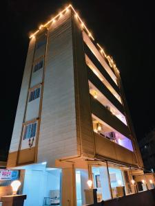 un edificio alto con luci sopra di Ishwari Heights a Pandharpur Altre 4 foto