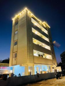 un edificio alto con luci sopra di Ishwari Heights a Pandharpur