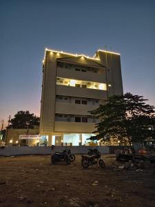 un gruppo di motociclette parcheggiate davanti a un edificio di Ishwari Heights a Pandharpur