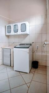 una piccola cucina con lavastoviglie e due finestre di Casa Lins 15 pessoas temporada a Lins