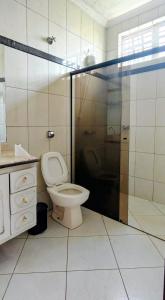 un bagno con wc e doccia in vetro di Casa Lins 15 pessoas temporada a Lins