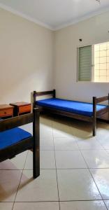 una camera da letto con due letti e una finestra di Casa Lins 15 pessoas temporada a Lins