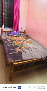 een bed met een deken erop bij Hourly Rental Available in Trivandrum