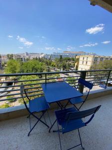 En balkon eller terrasse på Elegant Flat Near Hospitals & Museums