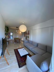 Et opholdsområde på Elegant Flat Near Hospitals & Museums