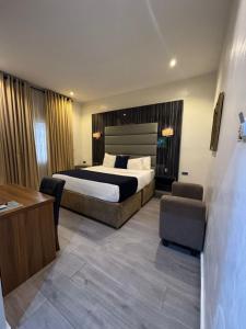 Ένα ή περισσότερα κρεβάτια σε δωμάτιο στο de brit hotel