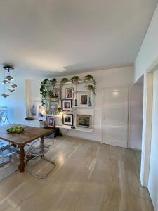 Køkken eller tekøkken på Elegant Flat Near Hospitals & Museums + 15 billeder