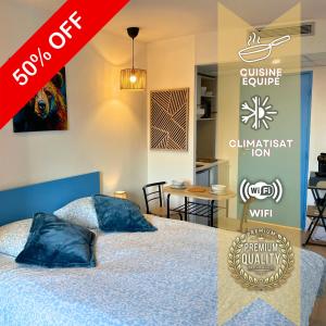 een slaapkamer met een bed en een eetkamer bij Tanière Bleue - OFFER - Clim - Wifi in Lourdes
