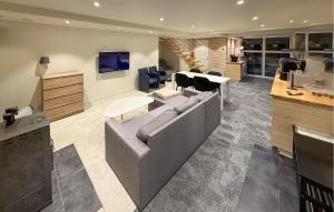 Una televisión o centro de entretenimiento en 2 Bedroom Cozy Apartment In Växjö