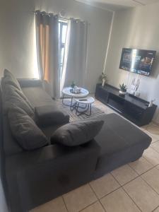 un soggiorno con un divano e un tavolo di Stepney Apartment a Cape Town Altre 4 foto