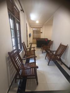 een rij stoelen in een woonkamer bij Sandeepa Villa in Galle