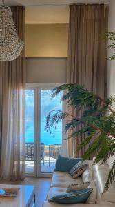 un soggiorno con un divano e una grande finestra di Villa Morion a Donji Morinj