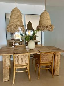 een eetkamer met een houten tafel en stoelen bij LUXURY PROPERTY ALTEA, BeachFront in Altea la Vieja