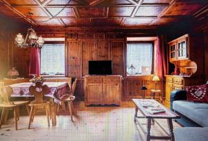 a living room with a table and a couch at Appartamento GIRASOLE in Trodena