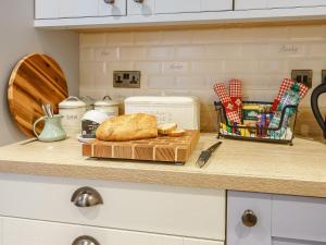 een brood op een snijplank op een aanrecht bij Valley View in Malvern Wells +9 foto's