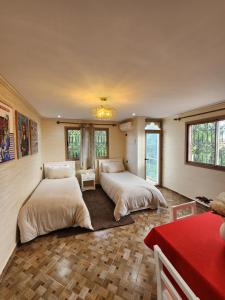 een slaapkamer met 2 bedden en een kroonluchter bij Residence Imlil Ouarzazate in Ouarzazate