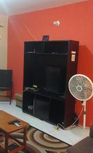 TV a/nebo společenská místnost v ubytování Charming Piarco Home with Garden View