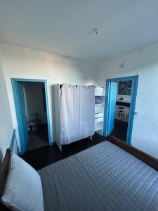 a bedroom with a bed and two open doors at Charmant appartement F2 in Guéret