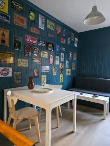 Zimmer mit einem Tisch, einer Bank und Plakaten in der Unterkunft Hope Home Trentino in San Martino di Castrozza