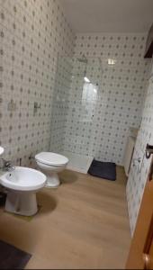 ein Badezimmer mit Toilette und Waschbecken in der Unterkunft Hope Home Trentino in San Martino di Castrozza