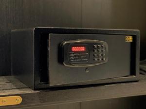a microwave oven sitting on top of a counter at Chongqing IBESHO HOTEL in Chongqing
