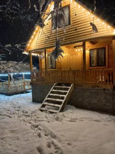 KhuloにあるSabauriの雪の中の階段があるログキャビン