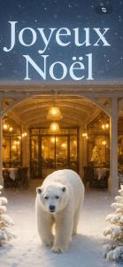 ル・バルカレスにあるHotel De La Merの建物の前の雪の中に立っているホッキョクグマ