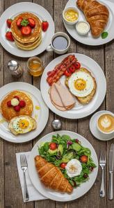 Baghdad Business Hotel - فندق اعمال بغداد في بغداد: طاولة عليها أطباق طعام الإفطار