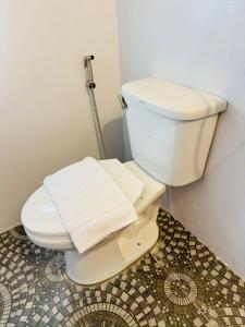 阁帕延岛Phayam Paradise Resort的房间里有白色马桶的浴室