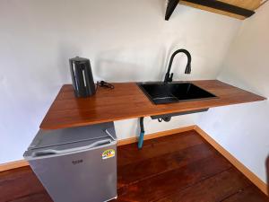 阁帕延岛Phayam Paradise Resort的厨房柜台设有水槽和冰箱 更多19张照片